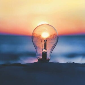 Glödlampa i solljus – symboliserar idéer, innovation och kreativitet