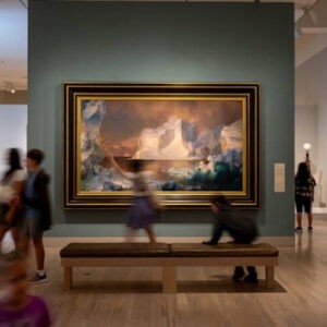 Besökare i konstgalleri framför tavla – symboliserar kulturupplevelser och gemensamma utflykter