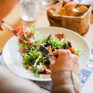Tallrik med lunchmat – symboliserar gemenskap och måltid