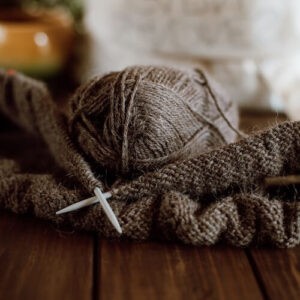 Närbild på garn och stickning – symboliserar handarbete och gemenskap